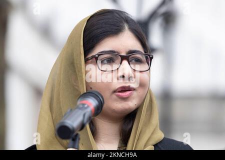Malala Yousafzai parle lors d'un rassemblement à Westminster, Londres, pour la liberté des femmes et des filles afghanes, organisé par action pour l'Afghanistan. Date de la photo: Dimanche 27 novembre 2022. Banque D'Images
