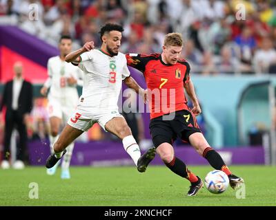 Doha, Qatar. 27th novembre 2022. Kevin de Bruyne (R) de Belgique rivalise avec Noussair Mazraoui du Maroc lors du match du Groupe F entre la Belgique et le Maroc lors de la coupe du monde de la FIFA 2022 au stade Al Thumama à Doha, Qatar, le 27 novembre 2022. Credit: Li Jundong/Xinhua/Alay Live News Banque D'Images