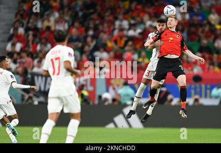 Doha, Qatar. 27th novembre 2022. Kevin de Bruyne (en haut R) de Belgique rivalise avec Noussair Mazraoui du Maroc lors du match du Groupe F entre la Belgique et le Maroc lors de la coupe du monde de la FIFA 2022 au stade Al Thumama à Doha, Qatar, le 27 novembre 2022. Credit: Li Jundong/Xinhua/Alay Live News Banque D'Images