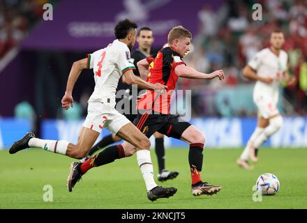 Doha, Qatar. 27th novembre 2022. Kevin de Bruyne (R) de Belgique rivalise avec Noussair Mazraoui du Maroc lors du match du Groupe F entre la Belgique et le Maroc lors de la coupe du monde de la FIFA 2022 au stade Al Thumama à Doha, Qatar, le 27 novembre 2022. Credit: Zheng Huansong/Xinhua/Alay Live News Banque D'Images