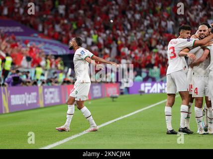 Doha, Qatar. 27th novembre 2022. Sofiane Boufal (L) du Maroc célèbre après que son coéquipier Hakim Ziyech ait marqué un but rejeté pour offside lors du match du Groupe F entre la Belgique et le Maroc à la coupe du monde de la FIFA 2022 au stade Al Thumama à Doha, Qatar, le 27 novembre 2022. Crédit: Wang Dongzhen/Xinhua/Alay Live News Banque D'Images