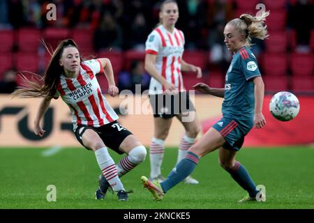 EINDHOVEN - (lr) Zera Huiswit du PSV V1, Cheyenne van den Goorbergh du Feyenoord V1 lors du match des femmes néerlandaises Eredivisie entre les femmes du PSV et les femmes du Feyenoord au stade Phillips sur 27 novembre 2022 à Eindhoven, pays-Bas. PNA JEROEN PUTMANS Banque D'Images
