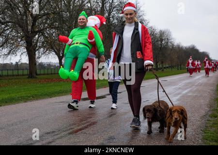 Windsor, Royaume-Uni. 27 novembre 2022. Des coureurs amusants vêtus du Père Noël participent à la longue promenade du Windsor Santa Dash 2022 dans le Grand parc de Windsor, à l'aide de l'hospice pour enfants Alexander Devine. L'événement de l'année précédente a permis de recueillir £30 000 000 personnes pour le service local d'hospice pour enfants, qui a donné des soins et un soutien spécialisés à des centaines d'enfants atteints de maladies qui limitent la vie et menacent la vie et à leurs familles depuis sa fondation en 2007. Crédit : Mark Kerrison/Alamy Live News Banque D'Images