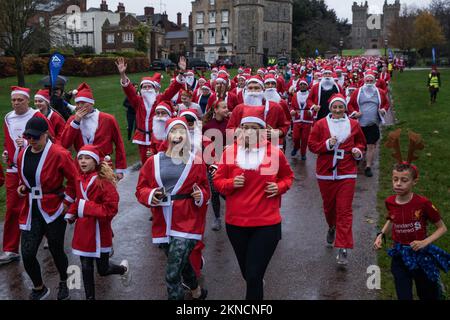 Windsor, Royaume-Uni. 27 novembre 2022. Des coureurs amusants vêtus du Père Noël participent à la longue promenade du Windsor Santa Dash 2022 dans le Grand parc de Windsor, à l'aide de l'hospice pour enfants Alexander Devine. L'événement de l'année précédente a permis de recueillir £30 000 000 personnes pour le service local d'hospice pour enfants, qui a donné des soins et un soutien spécialisés à des centaines d'enfants atteints de maladies qui limitent la vie et menacent la vie et à leurs familles depuis sa fondation en 2007. Crédit : Mark Kerrison/Alamy Live News Banque D'Images