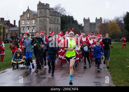 Windsor, Royaume-Uni. 27 novembre 2022. Des coureurs amusants vêtus du Père Noël participent à la longue promenade du Windsor Santa Dash 2022 dans le Grand parc de Windsor, à l'aide de l'hospice pour enfants Alexander Devine. L'événement de l'année précédente a permis de recueillir £30 000 000 personnes pour le service local d'hospice pour enfants, qui a donné des soins et un soutien spécialisés à des centaines d'enfants atteints de maladies qui limitent la vie et menacent la vie et à leurs familles depuis sa fondation en 2007. Crédit : Mark Kerrison/Alamy Live News Banque D'Images