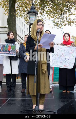 Malala Yousafzai, parle lors d'un rassemblement à Westminster, Londres, pour la liberté des femmes et des filles afghanes, organisé par action pour l'Afghanistan. Date de la photo: Dimanche 27 novembre 2022. Banque D'Images