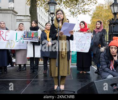Malala Yousafzai, parle lors d'un rassemblement à Westminster, Londres, pour la liberté des femmes et des filles afghanes, organisé par action pour l'Afghanistan. Date de la photo: Dimanche 27 novembre 2022. Banque D'Images