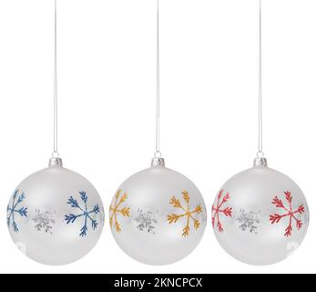 Boules suspendues Merry Christmas décorées avec un motif flocon de neige pailleté, isolé sur fond blanc, modèle d'objets pour carte cadeau de voeux ou promotion Banque D'Images