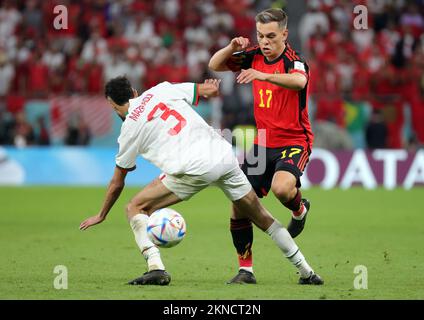 Le Marocain Noussair Mazraoui et le belge Leandro Trossard photographiés en action lors d'un match de football entre l'équipe nationale belge les Red Devils et le Maroc, dans le groupe F de la coupe du monde FIFA 2022 au stade Al Thumama, Doha, État du Qatar, le dimanche 27 novembre 2022. BELGA PHOTO VIRGINIE LEFOUR Banque D'Images