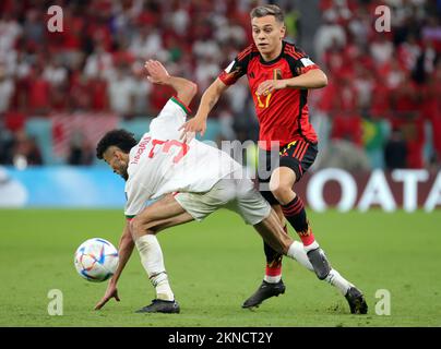 Le Marocain Noussair Mazraoui et le belge Leandro Trossard photographiés en action lors d'un match de football entre l'équipe nationale belge les Red Devils et le Maroc, dans le groupe F de la coupe du monde FIFA 2022 au stade Al Thumama, Doha, État du Qatar, le dimanche 27 novembre 2022. BELGA PHOTO VIRGINIE LEFOUR Banque D'Images