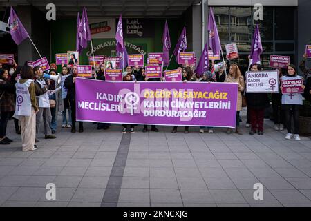 Ankara, Turquie. 27th novembre 2022. Les manifestants tiennent des écriteaux, des drapeaux et une bannière exprimant leur opinion pendant la manifestation. Nous allons mettre fin à l'Assemblée des femmes de la plate-forme des fémicides, qui a organisé une manifestation sur la place Sakarya à l'occasion de la Journée internationale pour l'élimination de la violence à l'égard des femmes. Crédit : SOPA Images Limited/Alamy Live News Banque D'Images