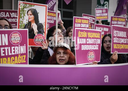 Ankara, Turquie. 27th novembre 2022. Les manifestants tiennent des écriteaux et une bannière exprimant leur opinion pendant la manifestation. Nous allons mettre fin à l'Assemblée des femmes de la plate-forme des fémicides, qui a organisé une manifestation sur la place Sakarya à l'occasion de la Journée internationale pour l'élimination de la violence à l'égard des femmes. Crédit : SOPA Images Limited/Alamy Live News Banque D'Images