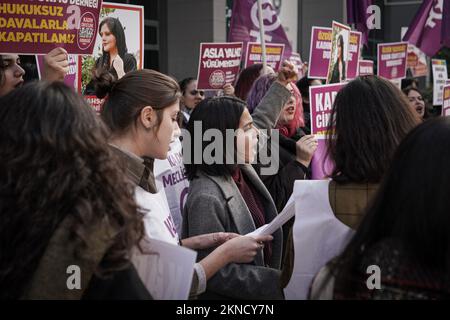 Ankara, Turquie. 27th novembre 2022. Un manifestant scanne des slogans pendant la démonstration. Nous allons mettre fin à l'Assemblée des femmes de la plate-forme des fémicides, qui a organisé une manifestation sur la place Sakarya à l'occasion de la Journée internationale pour l'élimination de la violence à l'égard des femmes. Crédit : SOPA Images Limited/Alamy Live News Banque D'Images