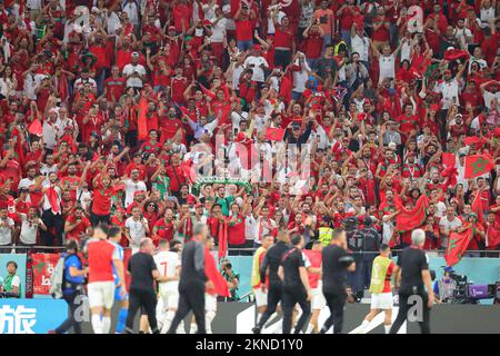 Doha, Qatar. 27th novembre 2022. L'équipe marocaine célèbre avec des fans lors du match du groupe F de la coupe du monde de la FIFA, Qatar 2022 entre la Belgique et le Maroc, au stade Al Thumama, Doha, Qatar, le 27 novembre 2022. Photo de Peter Dovgan. Utilisation éditoriale uniquement, licence requise pour une utilisation commerciale. Aucune utilisation dans les Paris, les jeux ou les publications d'un seul club/ligue/joueur. Crédit : UK Sports pics Ltd/Alay Live News Banque D'Images