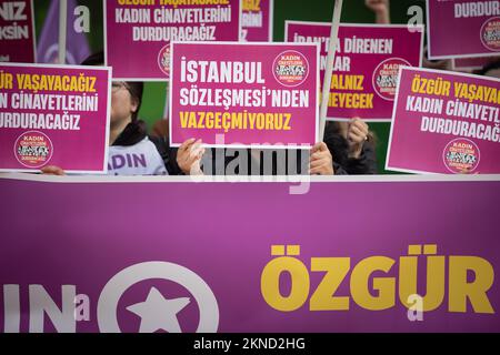 Ankara, Turquie. 27th novembre 2022. Les manifestants tiennent des écriteaux et une bannière exprimant leur opinion pendant la manifestation. Nous allons mettre fin à l'Assemblée des femmes de la plate-forme des fémicides, qui a organisé une manifestation sur la place Sakarya à l'occasion de la Journée internationale pour l'élimination de la violence à l'égard des femmes. (Photo de Tunahan Turhan/SOPA Images/Sipa USA) crédit: SIPA USA/Alay Live News Banque D'Images