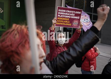 Ankara, Turquie. 27th novembre 2022. Un manifestant tient un écriteau exprimant son opinion au cours de la démonstration. Nous allons mettre fin à l'Assemblée des femmes de la plate-forme des fémicides, qui a organisé une manifestation sur la place Sakarya à l'occasion de la Journée internationale pour l'élimination de la violence à l'égard des femmes. (Photo de Tunahan Turhan/SOPA Images/Sipa USA) crédit: SIPA USA/Alay Live News Banque D'Images