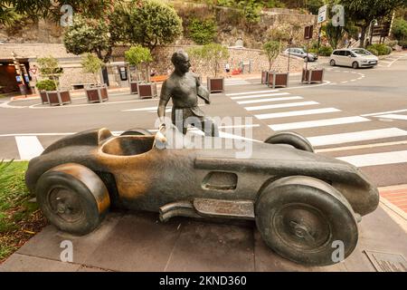 Possibilité de photo,à,la,statue,sculpture,monument,de,Juan Manuel Fangio,Fangio,célèbre,Argentine,Argentine,icône,emblématique,Grand Prix,F1,Formule 1,course,chauffeur,près,du,port,Monte Carlo,Monaco,sud de la France,France,française,Europe,européenne,août,été.Méditerranée,côte,ville,état,pays,riche,millionnaires Banque D'Images