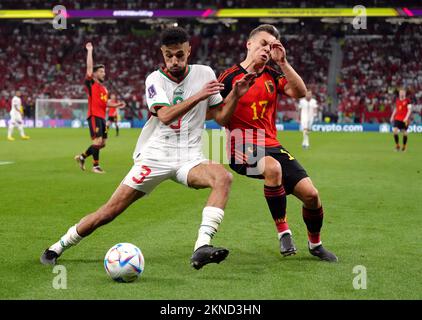 Le Maroc, Noussair Mazraoui, et la Belgique, Leandro Trossard (à droite), se battent pour le ballon lors du match F de la coupe du monde de la FIFA au stade Al Thumama, Doha, Qatar. Date de la photo: Dimanche 27 novembre 2022. Banque D'Images