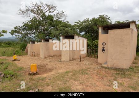 Latrines pour les élèves de l'école primaire, avec des seaux d'eau à l'extérieur Banque D'Images