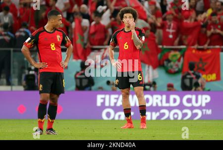 Youri Tielemans de Belgique et Axel Witsel de Belgique réagissent en perdant un match de football entre l'équipe nationale belge les Red Devils et le Maroc, dans le groupe F de la coupe du monde FIFA 2022 au stade Al Thumama, Doha, État du Qatar, le dimanche 27 novembre 2022. BELGA PHOTO VIRGINIE LEFOUR Banque D'Images