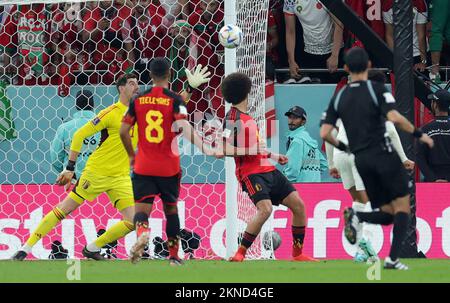 Le gardien de but belge Thibaut Courtois, Youri Tielemans de Belgique et Axel Witsel de Belgique ont photographié lors d'un match de football entre l'équipe nationale belge les Red Devils et le Maroc, dans le groupe F de la coupe du monde FIFA 2022 au stade Al Thumama, Doha, État du Qatar, le dimanche 27 novembre 2022. BELGA PHOTO VIRGINIE LEFOUR Banque D'Images