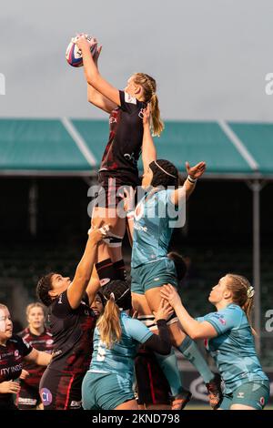 Fi McIntosh #4 de Saracens Women remporte la file lors du match féminin de l'Allianz Premier de Saracens Women vs Wasps Women au stade StoneX, Londres, Royaume-Uni, 27th novembre 2022 (photo de Richard Washbrooke/News Images) Banque D'Images