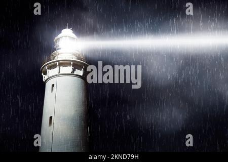 Scène nautique spectaculaire sur un phare flamboyant sous une tempête de fortes pluies. Phare de Table Cape, Wynyard, Tasmanie, Australie Banque D'Images