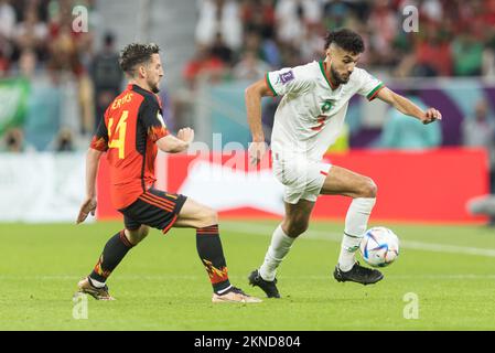 Doha, Qatar. 27th novembre 2022. 27.11.2022, Doha, pilka nozna, Mistrzostwa Swiata, Belgia - Maroko, N/z Dries Mertens (bel), Noussair Mazraoui (MAR), fat. Tomasz Jastrzebowski/Foto Olimpik/Sipa USA -- 27.11.2022, Doha, football, coupe du monde de la FIFA 2022, Belgique - Maroc, sur la photo: Dries Mertens (bel), Noussair Mazraoui (MAR), fot. Tomasz Jastrzebowski/Foto Olimpik/Sipa USA crédit: SIPA USA/Alay Live News Banque D'Images