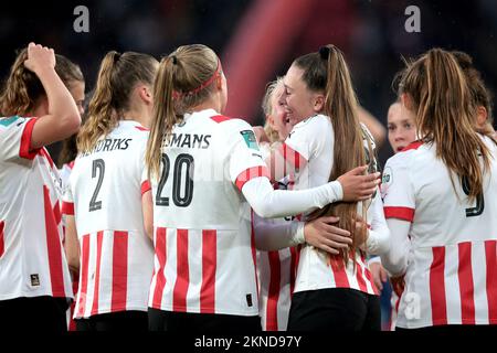 EINDHOVEN - Zera Huiswit ou PSV V1 fête le 2-1 lors du match des femmes néerlandaises Eredivisie entre les femmes PSV et les femmes Feyenoord au stade Phillips sur 27 novembre 2022 à Eindhoven, pays-Bas. PNA JEROEN PUTMANS Banque D'Images
