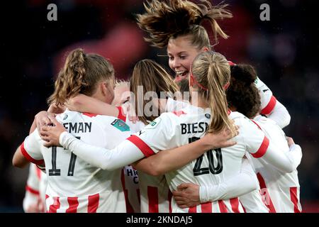 EINDHOVEN - Zera Huiswit ou PSV V1 fête le 2-1 lors du match des femmes néerlandaises Eredivisie entre les femmes PSV et les femmes Feyenoord au stade Phillips sur 27 novembre 2022 à Eindhoven, pays-Bas. PNA JEROEN PUTMANS Banque D'Images