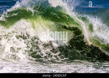 Des vagues magnifiques et fortes avec des gouttes d'eau et de la mousse qui éclabousse dans l'air par temps ensoleillé Banque D'Images