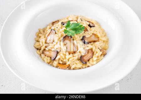 Portion de risotto aux champignons eryngii frits Banque D'Images