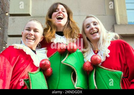 Glasgow, Écosse, Royaume-Uni 27th novembre 2022. Le Carnaval de Noël de style Mile a vu les amateurs de shopping dans les rues commerçantes entourant le style Mile se divertir sur un thème de Noël avec des costumes de fantaisie et des chanteurs de chants encorrés dans une tenue de Noël.les festivités de cette année sont la troupe de danse Beauty and the Beast, Giant Elfies, Rudolf et Friends Trap, Holly et la troupe d'Ivy, Giant Elfies et le groupe de Snowman Pipe. Gerard Ferry/Alay Live News Banque D'Images