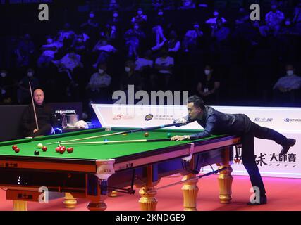 Marco Fu Ka-chun, représentant de Hong Kong avec trois titres de classement, joue un tir lors de la demi-finale 1 des Hong Kong Masters 2022 contre quatre fois champion du monde et classé au numéro 5 du monde John Higgins, au Hong Kong Coliseum. 08OCT22 SCMP/Dickson Lee Banque D'Images