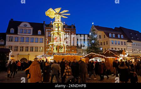 26 novembre 2022, Saxe-Anhalt, Quedlinburg: Quedlinburg a de nouveau attiré des milliers de visiteurs dans la ville le premier week-end de l'Avent avec son événement "Avent in den Höfen". Chaque année, Quedlinburg se transforme en ville de Noël à la fin de l'année. Plus de 20 maisons historiques à colombages ouvrent ensuite leurs portes et donnent aux visiteurs un aperçu de leurs cours médiévales. Vous pouvez visiter l'« Avent in den Höfen » à Quedlinburg les premier, deuxième et troisième week-ends de l'Avent. Mais aussi le marché de Noël et le calendrier de l'Avent valent la visite. Les cours sont ouvertes sur sa Banque D'Images