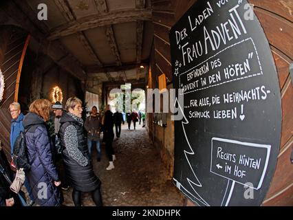 27 novembre 2022, Saxe-Anhalt, Quedlinburg: Un panneau annonçant une entreprise est accroché à l'entrée d'une cour. Quedlinburg a de nouveau attiré des milliers de visiteurs dans la ville le premier week-end de l'Avent avec son événement "Avent in den Höfen". Chaque année, Quedlinburg se transforme en ville de Noël à la fin de l'année. Plus de 20 maisons historiques à colombages ouvrent ensuite leurs portes et donnent aux visiteurs un aperçu de leurs cours médiévales. Vous pouvez visiter l'« Avent in den Höfen » à Quedlinburg les premier, deuxième et troisième week-ends de l'Avent. Mais aussi le marché de Noël et le Banque D'Images