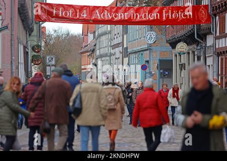 27 novembre 2022, Saxe-Anhalt, Quedlinburg: Quedlinburg attira de nouveau le premier week-end de l'Avent avec son événement 'Avent in den Höfen'. Des milliers de visiteurs à la ville. Chaque année, Quedlinburg se transforme en ville de Noël à la fin de l'année. Plus de 20 maisons historiques à colombages ouvrent ensuite leurs portes et donnent aux visiteurs un aperçu de leurs cours médiévales. Vous pouvez visiter l'« Avent in den Höfen » à Quedlinburg les premier, deuxième et troisième week-ends de l'Avent. Mais aussi le marché de Noël et le calendrier de l'Avent valent la visite. Les cours sont ouvertes le samedi Banque D'Images