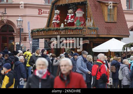 27 novembre 2022, Saxe-Anhalt, Quedlinburg: Quedlinburg attira de nouveau le premier week-end de l'Avent avec son événement 'Avent in den Höfen'. Des milliers de visiteurs à la ville. Chaque année, Quedlinburg se transforme en ville de Noël à la fin de l'année. Plus de 20 maisons historiques à colombages ouvrent ensuite leurs portes et donnent aux visiteurs un aperçu de leurs cours médiévales. Vous pouvez visiter l'« Avent in den Höfen » à Quedlinburg les premier, deuxième et troisième week-ends de l'Avent. Mais aussi le marché de Noël et le calendrier de l'Avent valent la visite. Les cours sont ouvertes le samedi Banque D'Images