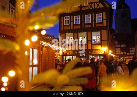 26 novembre 2022, Saxe-Anhalt, Quedlinburg: Vue sur une maison à colombages sur la place du marché de Quedlinburg. Quedlinburg a de nouveau attiré des milliers de visiteurs dans la ville le premier week-end de l'Avent avec son événement "Avent in den Höfen". Chaque année, Quedlinburg se transforme en ville de Noël à la fin de l'année. Plus de 20 maisons historiques à colombages ouvrent ensuite leurs portes et donnent aux visiteurs un aperçu de leurs cours médiévales. Vous pouvez visiter l'« Avent in den Höfen » à Quedlinburg les premier, deuxième et troisième week-ends de l'Avent. Mais aussi le marché de Noël et t Banque D'Images