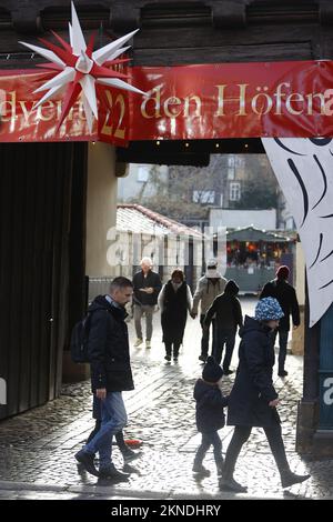 27 novembre 2022, Saxe-Anhalt, Quedlinburg: Vue sur la cour d'une maison à colombages à Quedlinburg. Quedlinburg a de nouveau attiré des milliers de visiteurs dans la ville le premier week-end de l'Avent avec son événement "Avent in den Höfen". Chaque année, Quedlinburg se transforme en ville de Noël à la fin de l'année. Plus de 20 maisons historiques à colombages ouvrent ensuite leurs portes et donnent aux visiteurs un aperçu de leurs cours médiévales. Vous pouvez visiter l'« Avent in den Höfen » à Quedlinburg les premier, deuxième et troisième week-ends de l'Avent. Mais aussi le marché de Noël et le Banque D'Images