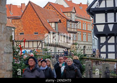 27 novembre 2022, Saxe-Anhalt, Quedlinburg: Les visiteurs traversent la ville de Quedlinburg. Quedlinburg a de nouveau attiré des milliers de visiteurs dans la ville le premier week-end de l'Avent avec son événement "Avent in den Höfen". Chaque année, Quedlinburg se transforme en ville de Noël à la fin de l'année. Plus de 20 maisons historiques à colombages ouvrent ensuite leurs portes et donnent aux visiteurs un aperçu de leurs cours médiévales. Vous pouvez visiter l'« Avent in den Höfen » à Quedlinburg les premier, deuxième et troisième week-ends de l'Avent. Mais aussi le marché de Noël et le calendrier de l'Avent sont Banque D'Images