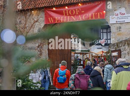 27 novembre 2022, Saxe-Anhalt, Quedlinburg: Vue sur la cour d'une maison à colombages à Quedlinburg. Quedlinburg a de nouveau attiré des milliers de visiteurs dans la ville le premier week-end de l'Avent avec son événement "Avent in den Höfen". Chaque année, Quedlinburg se transforme en ville de Noël à la fin de l'année. Plus de 20 maisons historiques à colombages ouvrent ensuite leurs portes et donnent aux visiteurs un aperçu de leurs cours médiévales. Vous pouvez visiter l'« Avent in den Höfen » à Quedlinburg les premier, deuxième et troisième week-ends de l'Avent. Mais aussi le marché de Noël et le Banque D'Images