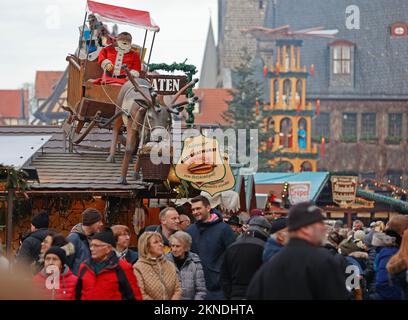 27 novembre 2022, Saxe-Anhalt, Quedlinburg: Quedlinburg a de nouveau attiré des milliers de visiteurs dans la ville le premier week-end de l'Avent avec son événement "Avent in den Höfen". Chaque année, Quedlinburg se transforme en ville de Noël à la fin de l'année. Plus de 20 maisons historiques à colombages ouvrent ensuite leurs portes et donnent aux visiteurs un aperçu de leurs cours médiévales. Vous pouvez visiter l'« Avent in den Höfen » à Quedlinburg les premier, deuxième et troisième week-ends de l'Avent. Mais aussi le marché de Noël et le calendrier de l'Avent valent la visite. Les cours sont ouvertes sur sa Banque D'Images