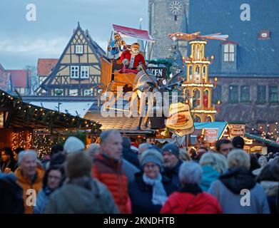 26 novembre 2022, Saxe-Anhalt, Quedlinburg: Quedlinburg a de nouveau attiré des milliers de visiteurs dans la ville le premier week-end de l'Avent avec son événement "Avent in den Höfen". Chaque année, Quedlinburg se transforme en ville de Noël à la fin de l'année. Plus de 20 maisons historiques à colombages ouvrent ensuite leurs portes et donnent aux visiteurs un aperçu de leurs cours médiévales. Vous pouvez visiter l'« Avent in den Höfen » à Quedlinburg les premier, deuxième et troisième week-ends de l'Avent. Mais aussi le marché de Noël et le calendrier de l'Avent valent la visite. Les cours sont ouvertes sur sa Banque D'Images