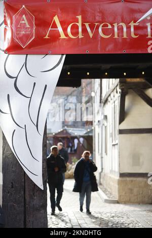 27 novembre 2022, Saxe-Anhalt, Quedlinburg: Vue sur la cour d'une maison à colombages à Quedlinburg. Quedlinburg a de nouveau attiré des milliers de visiteurs dans la ville le premier week-end de l'Avent avec son événement "Avent in den Höfen". Chaque année, Quedlinburg se transforme en ville de Noël à la fin de l'année. Plus de 20 maisons historiques à colombages ouvrent ensuite leurs portes et donnent aux visiteurs un aperçu de leurs cours médiévales. Vous pouvez visiter l'« Avent in den Höfen » à Quedlinburg les premier, deuxième et troisième week-ends de l'Avent. Mais aussi le marché de Noël et le Banque D'Images