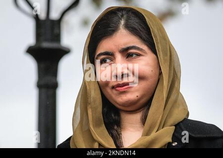 Londres, Royaume-Uni. 27th novembre 2022. Malala Yousafzai, lauréate du prix Nobel de la paix, militante des droits de l'homme et militante de l'éducation des femmes, s'exprime à l'événement, puis se tient en solidarité avec les autres participants. Ses deux parents sont également présents. La Marche pour la liberté pour les femmes et les filles afghanes la liberté et l'éducation sont organisées par Stand4NRF et la Marche pour les femmes. Il progresse de Hyde Park à Downing Street, où plusieurs orateurs prennent sur scène pour parler des droits et libertés des femmes afghanes. Credit: Imagetraceur/Alamy Live News Banque D'Images