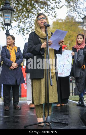 Londres, Royaume-Uni. 27th novembre 2022. Malala Yousafzai, lauréate du prix Nobel de la paix, militante des droits de l'homme et militante de l'éducation des femmes, s'exprime à l'événement, puis se tient en solidarité avec les autres participants. Ses deux parents sont également présents. La Marche pour la liberté pour les femmes et les filles afghanes la liberté et l'éducation sont organisées par Stand4NRF et la Marche pour les femmes. Il progresse de Hyde Park à Downing Street, où plusieurs orateurs prennent sur scène pour parler des droits et libertés des femmes afghanes. Credit: Imagetraceur/Alamy Live News Banque D'Images