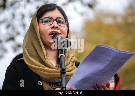 Londres, Royaume-Uni. 27th novembre 2022. Malala Yousafzai, lauréate du prix Nobel de la paix, militante des droits de l'homme et militante de l'éducation des femmes, s'exprime à l'événement, puis se tient en solidarité avec les autres participants. Ses deux parents sont également présents. La Marche pour la liberté pour les femmes et les filles afghanes la liberté et l'éducation sont organisées par Stand4NRF et la Marche pour les femmes. Il progresse de Hyde Park à Downing Street, où plusieurs orateurs prennent sur scène pour parler des droits et libertés des femmes afghanes. Credit: Imagetraceur/Alamy Live News Banque D'Images