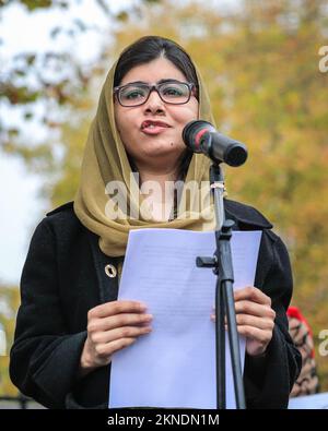 Londres, Royaume-Uni. 27th novembre 2022. Malala Yousafzai, lauréate du prix Nobel de la paix, militante des droits de l'homme et militante de l'éducation des femmes, s'exprime à l'événement, puis se tient en solidarité avec les autres participants. Ses deux parents sont également présents. La Marche pour la liberté pour les femmes et les filles afghanes la liberté et l'éducation sont organisées par Stand4NRF et la Marche pour les femmes. Il progresse de Hyde Park à Downing Street, où plusieurs orateurs prennent sur scène pour parler des droits et libertés des femmes afghanes. Credit: Imagetraceur/Alamy Live News Banque D'Images