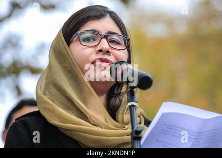 Londres, Royaume-Uni. 27th novembre 2022. Malala Yousafzai, lauréate du prix Nobel de la paix, militante des droits de l'homme et militante de l'éducation des femmes, s'exprime à l'événement, puis se tient en solidarité avec les autres participants. Ses deux parents sont également présents. La Marche pour la liberté pour les femmes et les filles afghanes la liberté et l'éducation sont organisées par Stand4NRF et la Marche pour les femmes. Il progresse de Hyde Park à Downing Street, où plusieurs orateurs prennent sur scène pour parler des droits et libertés des femmes afghanes. Credit: Imagetraceur/Alamy Live News Banque D'Images